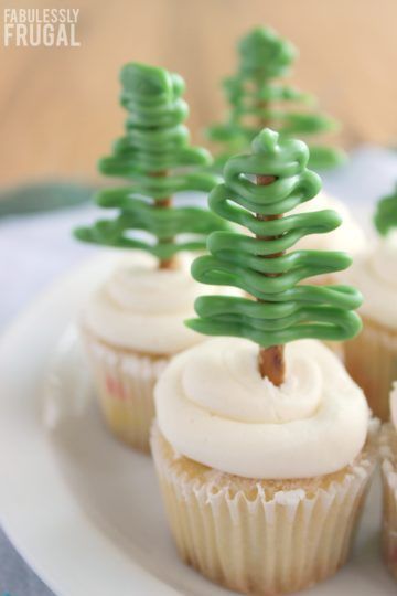 Make these adorable cupcake toppers for your next holiday party!  These Christmas tree cupcake toppers are so fast and easy to put together, even the kids can do them!   #cupcakes #Christmas #kidfriendly #familyfun Pretzel Christmas, Adorable Cupcakes, Tree Cupcakes, Cupcakes Christmas, Christmas Tree Cupcakes, Party Cupcakes, Holiday Cupcakes, Christmas Tree Cake, Ideas Food