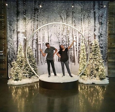 Christmas Snow Globe Photo Booth, Winter Photo Op Ideas, Holiday Stage Decorations, Photo Booth Ideas For Christmas, Holiday Photo Booth Backdrop, Snow Globe Picture Backdrop, New Year Stage Decoration, Snow Stage Design, Christmas Photobooth Decoration