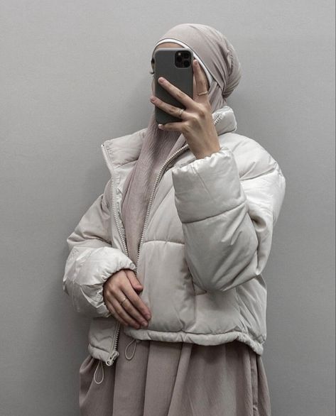 Hijabi Poses, Puffer Coat Outfit, Puffer Outfit, Modest Winter Outfits, Abaya Outfit, Estilo Hijab, Hijabi Fits, Jacket Outfit Women, Hijab Designs