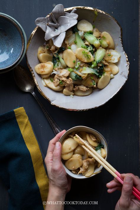 Easy Chinese Stir-fried Nian Gao Rice Cakes. Slices of soft and chewy sticky rice cakes are stir-fried with veggies, a protein of choice and savory sauce. A super easy savory version of using Chinese nian gao. Nian Gao Recipe, Instant Pot Asian Recipes, Nian Gao, Sticky Rice Cakes, Asian Fusion Recipes, Asian Noodle Dishes, Rice Cake Recipes, Chinese Stir Fry, Easy Asian Recipes