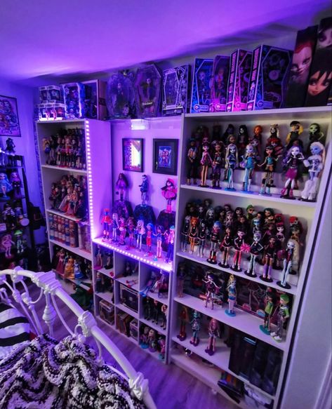 Doll Collection Display Monster High, Monster High Collection Aesthetic, Monster High Doll Display Ideas, Doll Collector Room, Monster High Display Ideas, Monster High Room Ideas, Monster High Bedroom Ideas, Monster High Collection Display, Doll Room Aesthetic