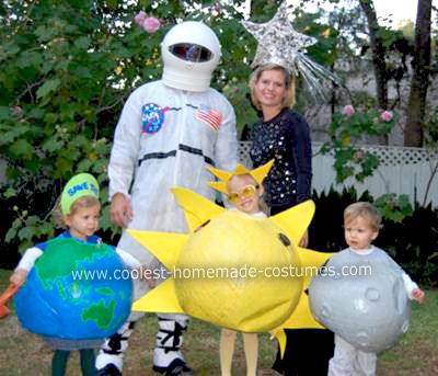 Homemade Outer Space Family Halloween Costume -  earth, moon, sun, and stars (and astronaut) Phineas And Ferb Costume, Angry Birds Costumes, Family Costume Ideas, Moon Queen, Family Halloween Costume, Space Costumes, Space Family, Costume Disney, Diy Space