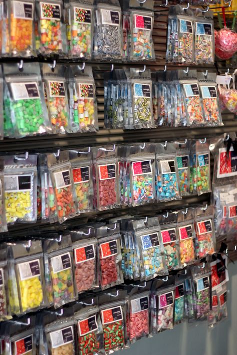 Papabubble New York Candy Business Ideas, Candy Packaging Ideas, Candy Store Ideas, Candy Store Design, Candy Store Display, Candy Room, Candy Business, Biscuits Packaging, Packaging Snack