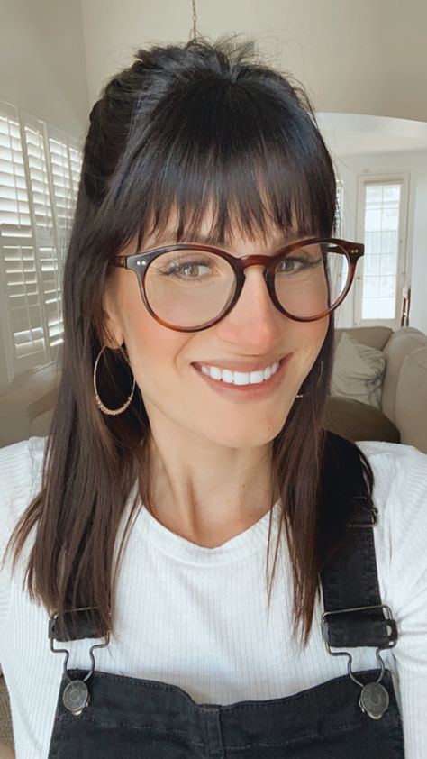 Thick Bangs Round Face, Shag Bangs With Glasses, Straight Bangs With Glasses, Bangs With Medium Hair Glasses, Short Haircuts With Glasses, Hairstyles With Glasses Medium, Haircuts With Glasses, Styles Of Bangs, Women's Short Haircuts