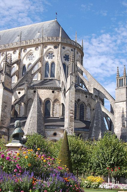 Bourges - Bourges es una localidad francesa del departamento de Cher en la región de Centro. Cathedral Gorge, Beaux Arts Architecture, Gothic Cathedral Architecture, French Cathedrals, Famous Gothic Architecture, Brechin Cathedral, Bourges Cathedral, Europe Photography, Gothic Church