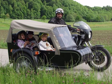 multi-passenger sidecar attached to BWM airhead with leading link front suspension Motorbike With Sidecar, Motorbike Sidecar, Bmw Airhead, Bike With Sidecar, Sidecar Motorcycle, Bicycle Sidecar, Custom Bikes Cafe Racers, Motos Vintage, Motorcycle Trailer