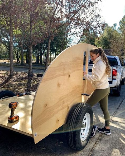 Diy Teardrop Camper, Teardrop Trailer Camping, Diy Teardrop Trailer, Teardrop Trailer Plans, Building A Teardrop Trailer, Teardrop Camper Plans, Teardrop Caravan, Homemade Camper, Teardrop Camper Trailer