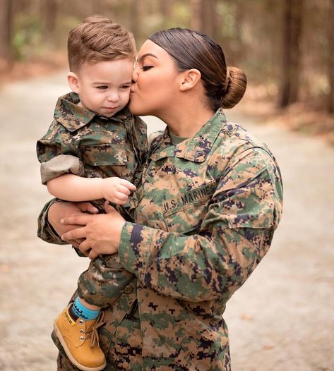 Curves N Combatboots ™️ on Instagram: “Being in the military is hard enough... Being a mom is hard enough... But it takes an amazing woman to be both! HAPPY MOTHER’S DAY to all…” Military Family Photography, Military Inspired Outfit, Army Usa, Military Photography, Military Couples, Army Couple, Usa Pride, Military Mom, Amazing Woman