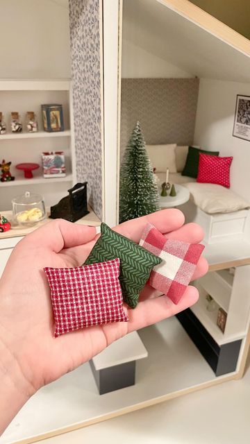 Dollhouse Sewing Projects, Miniature Sofa Diy, Miniature Pillows Diy, Diy Dollhouse Bedding, Tiny Pillows, Baby Boppy Pillow, Miniature Pillows, Dollhouse Design, Boppy Pillow