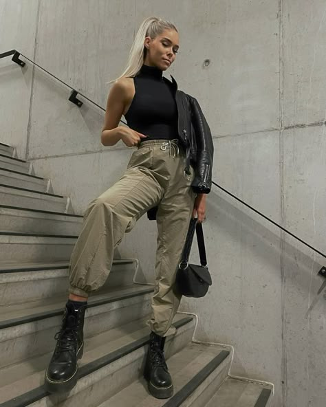 Cargo Pants With Boots Women, Cargo Pants And Combat Boots Outfit, Jogger Pants With Boots Outfit, Joggers And Combat Boots Outfit, Parachute Pants With Boots, Cargo Boots Outfit, Combat Trousers Outfit, Green Cargo Pants Winter Outfit, Cargo Pants And Boots Outfit