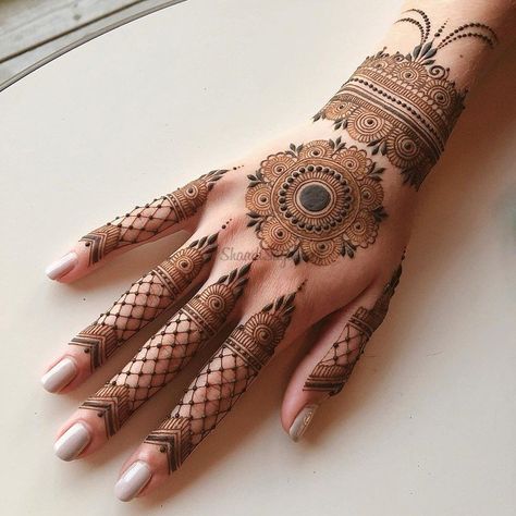 So if you are looking for a stylebook for best traditional floral mehndi for brides, here’s all you need to see for the best designs of 2021. #mehendidesigns #mehendidesignforhands #mehendidesignforhandssimple #easymehendidesign #fingermehendidesign #mehendidesignforhandsunique #mehendidesignleg #simplemehendidesign #arbaicmehendidesign #mehendidesignforhandsbridal #mehendidesigngroom #bridalmehendidesign #frontmehendidesign #verysimplemehendidesign #backsidemehendidesign#shaadisaga#indianweddin Bride Pearls, Wrist Henna, Mandala Henna, Modern Mehndi, Henna Inspiration, Tato Henna, Eid Mehndi Designs, Rose Mehndi Designs, Latest Henna Designs