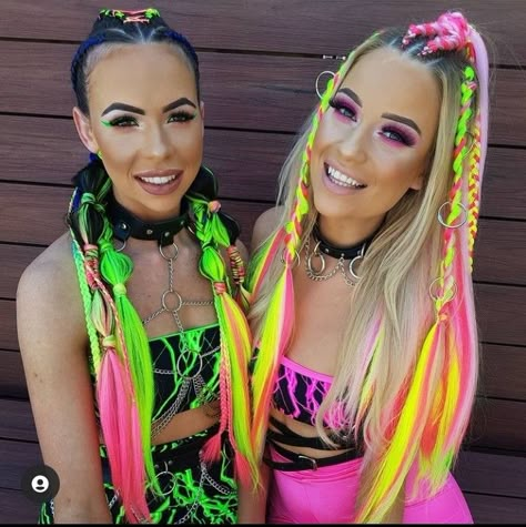 Neon Glow Party Outfit, Neon Hairstyles, Glow Party Outfit, Neon Party Outfits, Neon Hair Color, Rave Hairstyles, Coachella Hair, Festival Braids, Make Carnaval