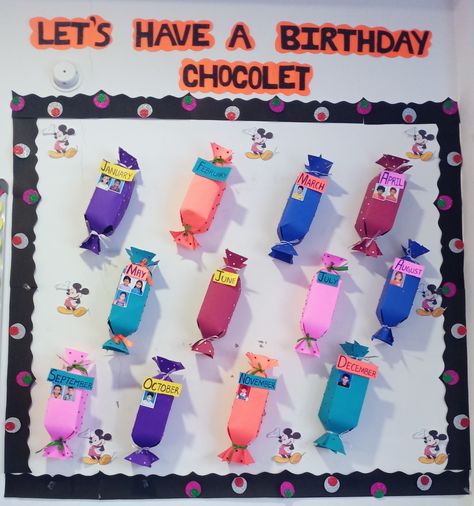 Creative and good looking birthday chart for classroom. Class Decoration Birthday Chart, Achievement Chart Classroom, Birthday Chart Ideas For Kindergarten, Ideas For Birthday Charts For Classroom, Birthday Soft Board Ideas, Simple Birthday Chart For Classroom, Birthday Board For Preschool, Birthday Board Ideas For Preschool, Birthday Chart Ideas For Preschool