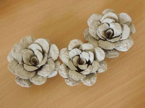 Tutorial - egg carton roses - DIY flower decorations - finished flowers Egg Carton Flowers Diy, Egg Crate Flowers, Egg Box Craft, Egg Carton Art, Diy Paper Flowers Tutorial, Egg Carton Flowers, Egg Cartons, Fleurs Diy, Egg Carton Crafts