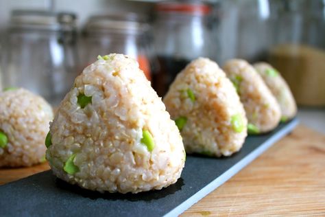 rice balls best for lunch Brown Rice Onigiri Recipe, Brown Rice Sushi, Healthy Brown Rice, Beef Stew Meat Recipes, Onigiri Recipe, Stew Meat Recipes, Brown Rice Recipes, Dinner With Ground Beef, Rice Balls