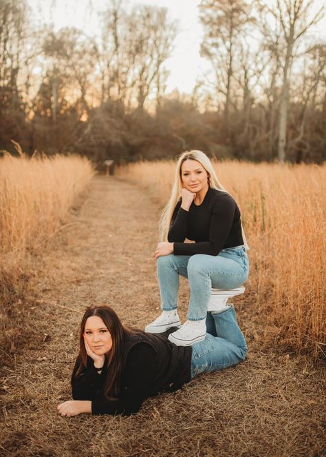 Sibling Photography Poses Two, Photoshoot Poses For Best Friends, Sister Awkward Photo Shoot, Poses For Siblings Brother Sister, Pictures To Take With Your Sister, Aunt And Niece Photoshoot Photo Ideas, Fun Friend Photoshoot Ideas, Sibling Portrait Poses, Senior Picture Ideas With Family