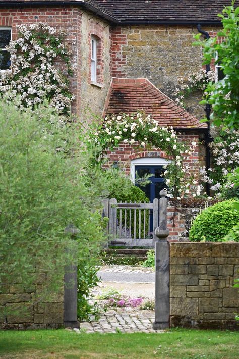 Rooftop Garden Ideas, Small English Garden, Artistic Garden, British Gardens, Arne Maynard, Big Cottages, Forest Farm, Colonial Cottage, Medicinal Herbs Garden