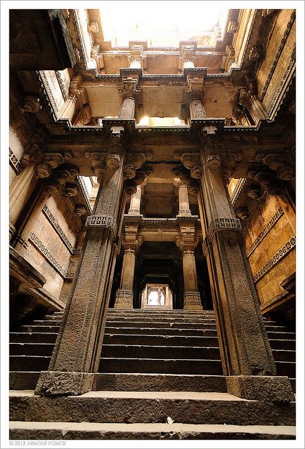 Dada Hari Ni Vav - Stepwell | Flickr - Photo Sharing! Ahmedabad City, Environment Photo, Antique French Doors, Arte Yoga, High School Romance, Indian Temple Architecture, Unusual Buildings, Medieval Houses, Temple Architecture