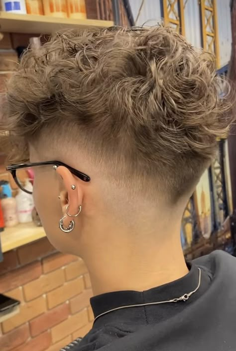 Very Short Undercut, Fade Haircut Women, Short Haircuts Ideas, Taper Fade Short Hair, Haircuts Curly, Androgynous Haircut, Shaved Hairstyles, Pixie Haircut Ideas, Undercut Long Hair