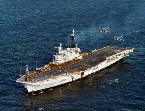 HMS Hermes (R12) was a conventional British aircraft carrier and the last of the Centaur-class. Hermes was in service with the Royal Navy from 1959-1984 and she served as the flagship of the British forces during the 1982 Falklands War. (google.image) 11.2021 (Color) Uss Wasp, Navi A Vela, Us Navy Ships, Ocean Photos, Us Marine Corps, Wwii Aircraft, United States Navy, Navy Ships, Aircraft Carrier