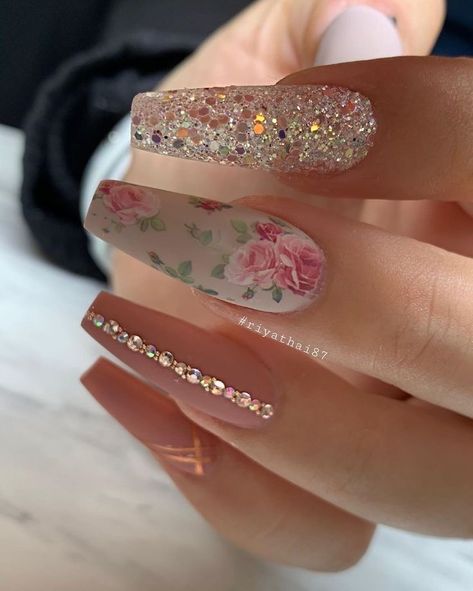 Floral Glitter Nails, Classy Bling Nails, Coffin Floral Nails, Romantic Nails Designs, Gorgeous Nails Designs, Floral Nails Designs, Trendy Nails Glitter, Most Beautiful Nails, Floral Nail Designs