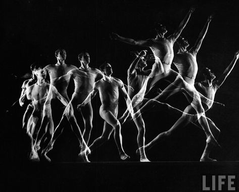 Black and White Movements Photography by Gjon Mili – Fubiz Media Futurism Photography, Gjon Mili, Movement Photography, Interesting Photography, Futurism, Photography Projects, His Hands, Historical Figures, Google Search