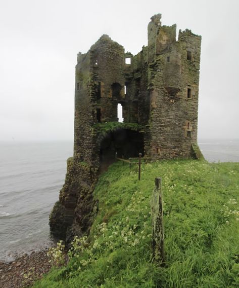 Stone Keep Castle, Irish Castle Aesthetic, Keiss Castle, Old Castle Ruins, Castle On Hill, Ruin Castle, Crumbling Castle, Ruins Landscape, Castle Images