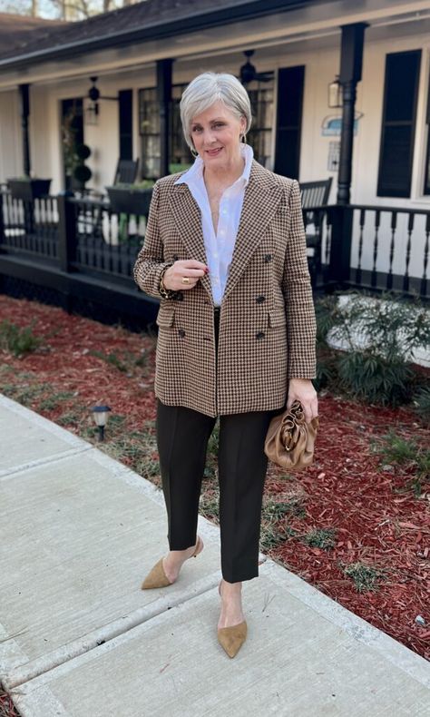 Fashion 50 Year Old Women, Beth Djalali Style At A Certain Age, Summertime Outfits, How To Apply Concealer, Best Concealer, Style At A Certain Age, Powder Puff, 50 Fashion, Daily Look