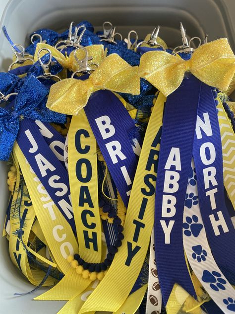 Homecoming Gifts For Dance Team, Varsity Cheer Gift Ideas, Cheer Squad Gifts Diy, Cheer Team Mom Ideas, Diy Cheer Gifts For Team, Noise Makers For Cheer Competition, Cheer Competition Posters, Cheer Clips For Backpacks Ideas, Cheer Zipper Pull Diy