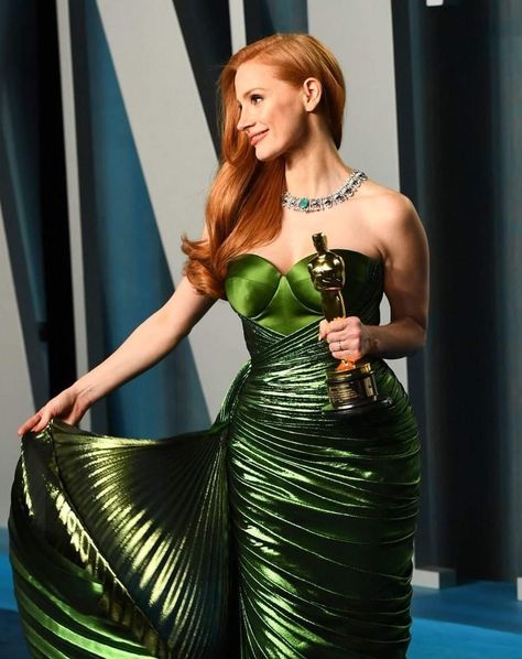 jessica chastain fancasted as celia st. james Jessica Chastain Oscar, Celia St James, Gucci Gown, Oscar Fashion, Emerald Dresses, Emerald Green Dresses, Red Carpet Look, Vanity Fair Oscar Party, Jessica Chastain