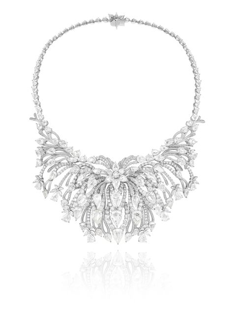 Chopard Red Carpet Collection 2014 Riviera diamond necklace, which come with a matching pair of earrings that combined feature over 100 carats of brilliant-cut, marquise-cut and rose-cut pear-shaped diamonds. Chopard Necklace, Pear Shaped Diamond Necklace, Red Carpet Jewelry, Chopard Jewelry, Royal Jewels, Crystal Stones, White Necklace, Bling Rings, Pear Shaped Diamond