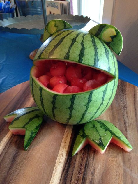 Frog Watermelon, Watermelon Frog, Watermelon Animals, Carving Watermelon, Frog Food, Fruit Buffet, Watermelon Bowl, Cutout Art, Fruit Creations