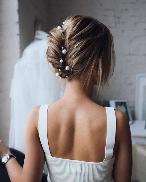 Discover 2024 Wedding Hairstyles Trends - Bridal Beauty Guide 2023 Wedding Hair Trends Updo, Pearl Hairpin Hairstyles, Bride Hair 2023 Trends, 2023 Bride Hairstyles, Bridal Hair Trends 2023, Bridal Bun With Pearls, Romantic Bridal Hairstyles, Wedding Bun With Pearls, Wedding Hairstyles 2023 Trends