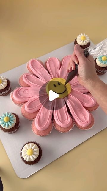 @decorelement on Instagram: "Pull-apart daisy cupcakes 🧁 🌼🌸 too cute and perfect for little hands to just dive in 💕 🎥 credit @septembermooncupcakery . . . . . . . . . . . . . #cupcakes #cupcakedecorating #cupcake #pullapartcupcakes #flowers #flowerbuttercream #buttercreamflowers #buttercreamcake #cakeinspo #cakeideas #cakeinspiration #spring #springvibes" Flower Cake With Cupcakes, Flower Pull Apart Cupcake Cake, Strawberry Cupcake Cakes Pull Apart, Edible Daisy Flowers, Cupcake Sheet Cake Ideas, Birthday Cupcake Cake Ideas Pull Apart, 10 Birthday Cupcakes, Cupcake Heart Pull Apart Cake, Number 1 Cupcake Design