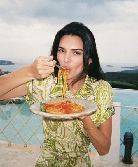 pastaaa 🍝🤍 #kendalljenner Kedall Jenner, Kendall Jenner Maquillaje, Bella And Kendall, Pasta Photo, Kylie Jenner Stormi, Film Camera Aesthetic, Kylie Jenner Lashes, Kendall Jenner Icons, Eating Pasta