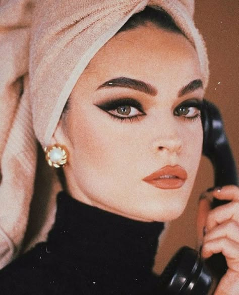 Modern 70s Makeup, Makeup Model Photo Shoots, 2020s Makeup, 1995 Makeup, Flapper Photoshoot, Old Hollywood Makeup Look, 1960 Makeup, Sixties Makeup, Hollywood Glamour Makeup