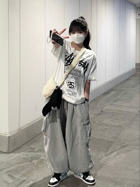 Baggy Outfit Woman, Hippie Streetwear, Colored Pants Outfits, Baggy Outfit Ideas, Gothic Harajuku, Oversize Outfit, Boyish Outfits, Wide Leg Joggers, Y2k Women