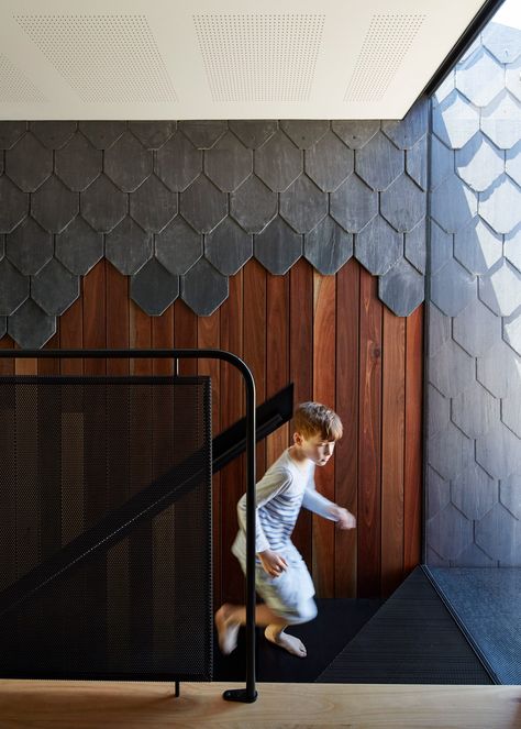 Diamond, scalloped and brick-shaped shingles cover Melbourne house by Austin Maynard Architects Wire Texture, Slate Cladding, Exterior Cladding, Melbourne Australia, Home Plans, Architects, Melbourne, Architecture Design, Roof