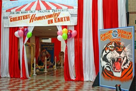 Circus Quince Entrance idea School Dance Themes, Rally Idea, Homecoming Floats, Homecoming Themes, Circus Vintage, Fall Carnival, Circus Theme Party, Gala Ideas, Circus Circus