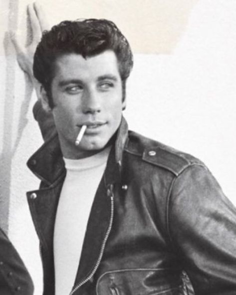 John Travolta 80s, John Travolta 70s, Young John Travolta, Danny From Grease, Greaser Hairstyles, Danny Zuko Grease, Johnny Travolta, 80s Outfits Men, Grease Aesthetic