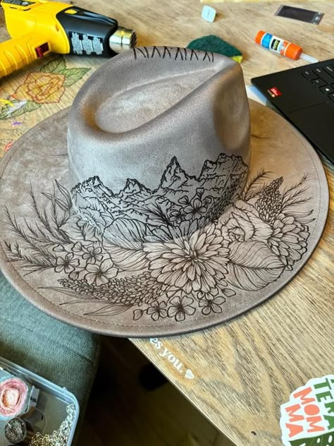 Cowboy Hat Crafts, Cowboy Hat Design, Disappearing Ink, Pyrography Patterns, Suede Hat, Felt Cowboy Hats, Painted Hats, Flat Brim Hat, Wood Burning Patterns