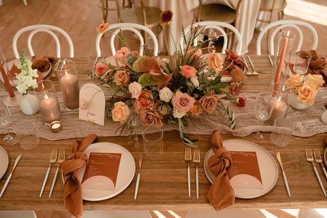 Modern organic boho earthen neutral terracotta tablescape for a wedding Terracotta Table Decor Wedding, Terracotta Wedding Tablescape, Boho Tablescape Wedding, Boho Terracotta Wedding Table Setting, Terracotta Wedding Florals, Rust Table Setting Wedding, Terracotta Table Setting Wedding, Rust Wedding Table Settings, Terracotta Centerpiece Wedding