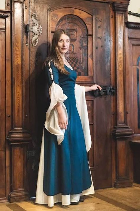 Sleeve inspiration Medieval Woman, Medieval Costume, Fantasy Gowns, Medieval Dress, Medieval Clothing, Historical Dresses, Fantasy Clothing, Fantasy Fashion, Women's Costumes