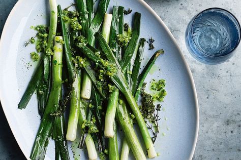 BAKED BABY LEEKS WITH OREGANO SALSA. Beautiful baby leeks should be treated carefully, with a simple oregano salsa to really play up their sweet flavour. Grilled Green Beans, Pancakes Protein, Miso Recipe, Grilled Asparagus Recipes, Ginger Miso, Asparagus Seasoning, Seasoned Rice, Grilled Asparagus, Roasted Asparagus