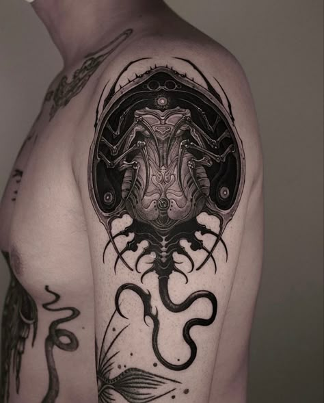 Neo Traditional Blackwork, Tattoo Patch Work, Giger Tattoo, Traditional Blackwork, Arte Hippy, Blackwork Tattoos, Biomechanical Tattoo, Fresh Tattoo, Gothic Tattoo