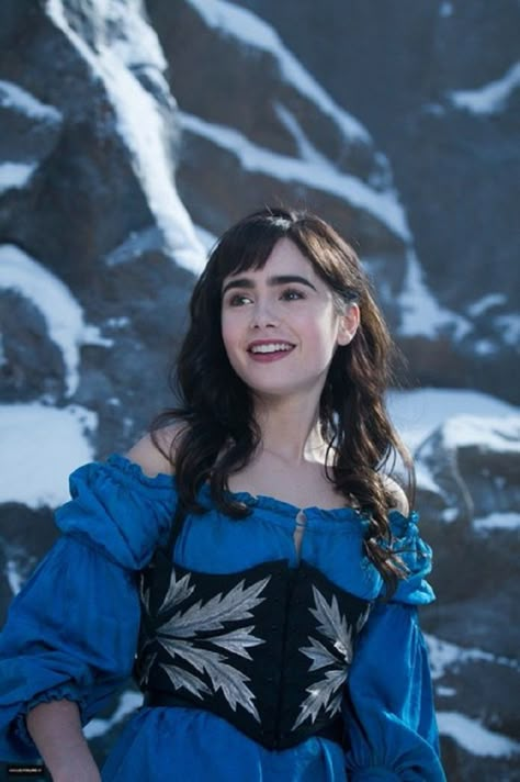 Lily Collins as Snow White in Mirror Mirror - Forest Costume Lily Collins, Mirror Mirror, Snow White, A Woman, Lily, Mirror, Blue, White