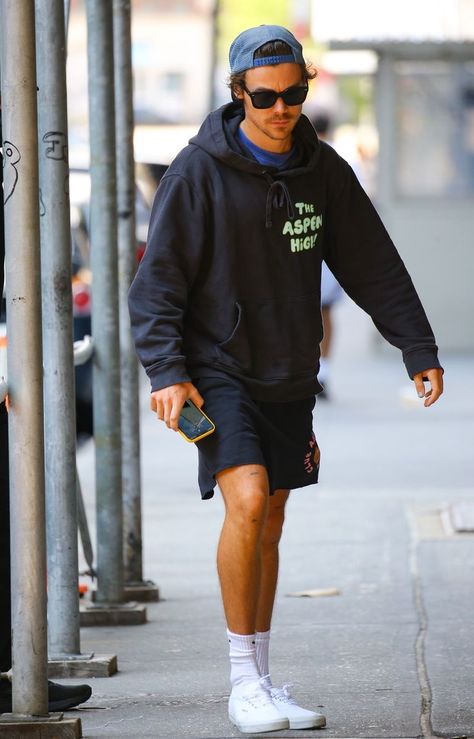 h in NYC on 8-20-22 Harry Styles Street Style, Harry Styles Casual, Harry Styles Hoodie, Backwards Hat, Harry Outfits, Harry Styles Outfit, Harry Styles Pictures, Harry Styles Photos, Mr Style