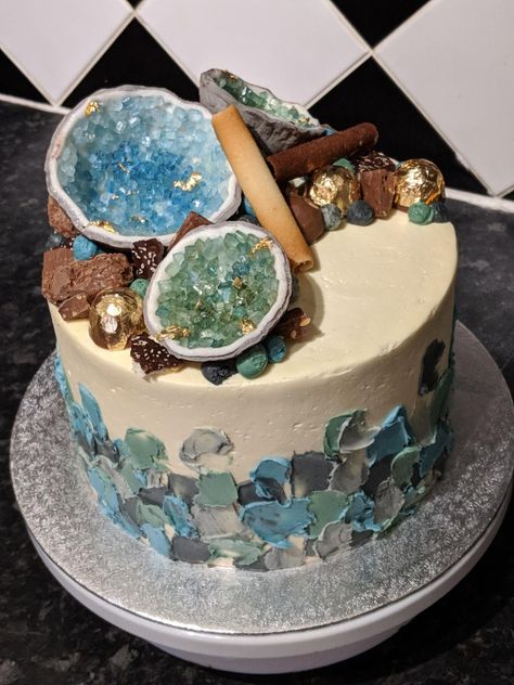 Gemstone Birthday Cake, Geode Themed Birthday Party, Geologist Cake, Geology Cake Ideas, Geology Cake, Geode Party, Geode Wedding Cake, Geode Cakes, Gem Cake