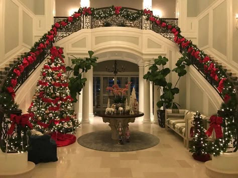 Foyer Luxury, Rich Christmas, Christmas Foyer, Luxury Christmas Decor, Christmas Staircase, Christmas Dreaming, Dream Life House, Christmas Interiors, Christmas Themes Decorations