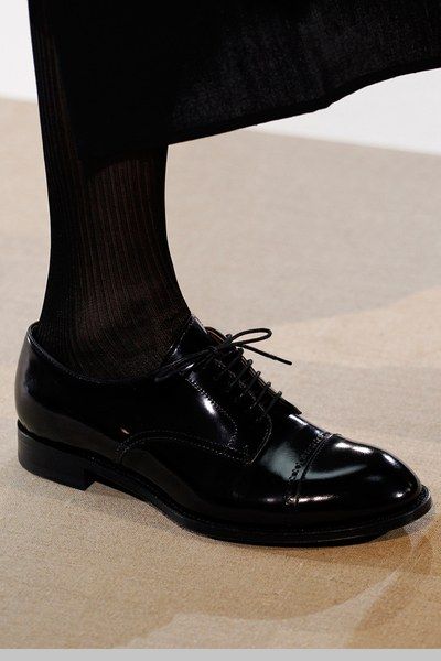 See detail photos for Rochas Spring 2011 Ready-to-Wear collection. Black Brogues, Shoes And Socks, Shiny Shoes, Brogues Men, Brown Dress, Dandy, Beautiful Shoes, Primavera Estate, Sock Shoes